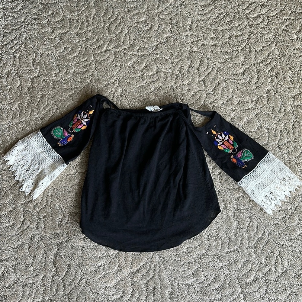 BRAND NEW WITH TAGS WOMEN’S Black top with lace size small